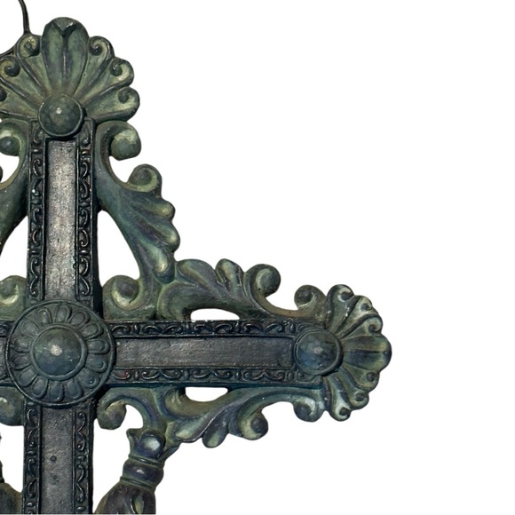 Crucifixion Cross Ornate, Fleur-de-lis, Resin Wall Decor 12” x 8” - Picture 4 of 7